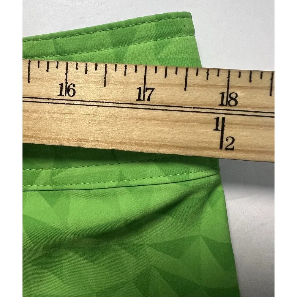 Under Armour Board Shorts Green Geometric Men's Size 34 Drawstring Pockets
